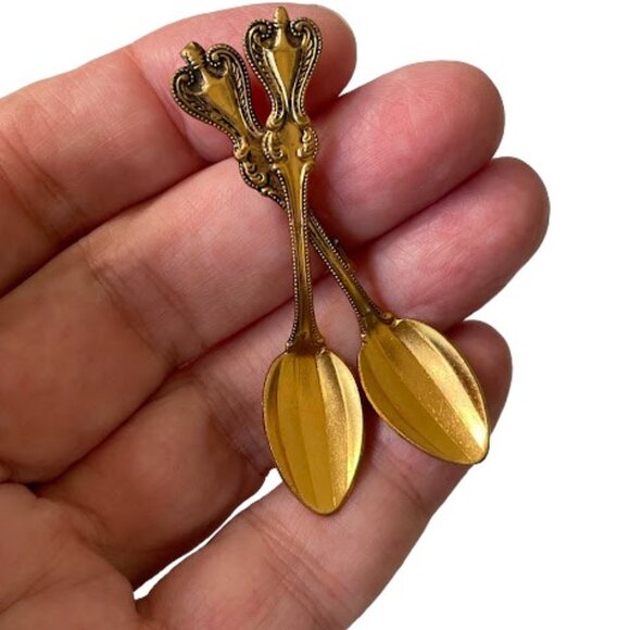Vintage Gold Tone Spoon Brooch Tiny Fluted Double Spoons Victorian Revival Pin - Picture 6 of 6